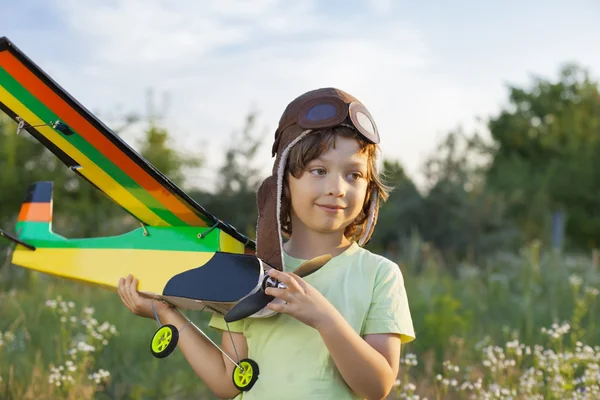 Barn med airplan leksak utomhus — Stockfoto