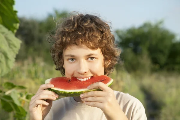 Glücklicher Teenager isst Wassermelone — Stockfoto