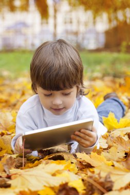 Çocuk parkta bir tablet Pc kullanma