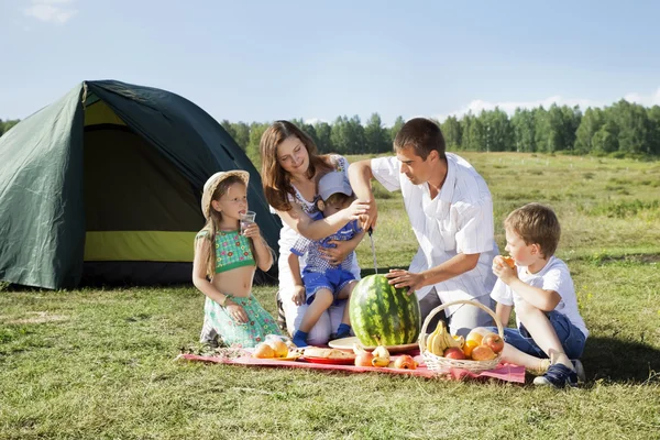 Families picnic outdoors with food — Stock Photo, Image