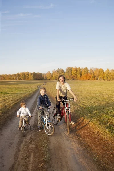 Семья на велосипеде — стоковое фото