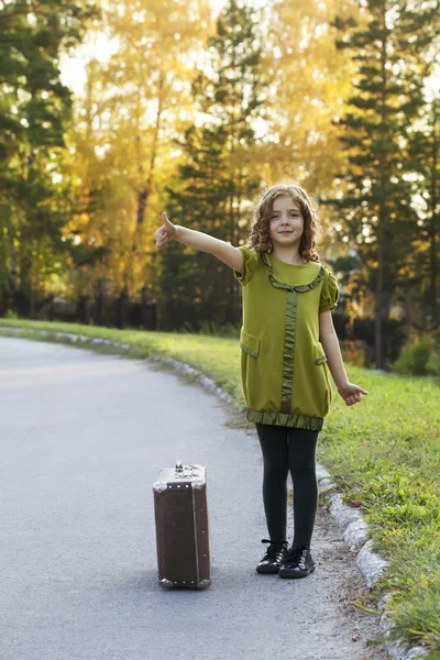 Viajero chica con una maleta — Foto de Stock