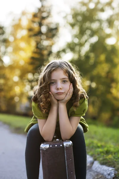 Viajante menina com uma mala — Fotografia de Stock