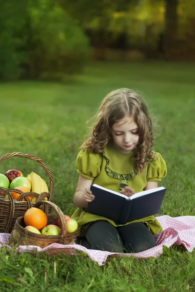 Belleza chica con libro — Foto de Stock