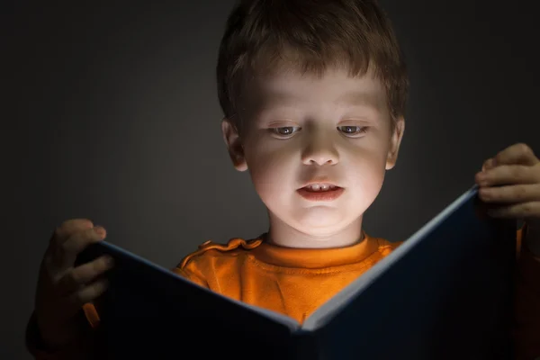 Хлопчик читати книги — стокове фото