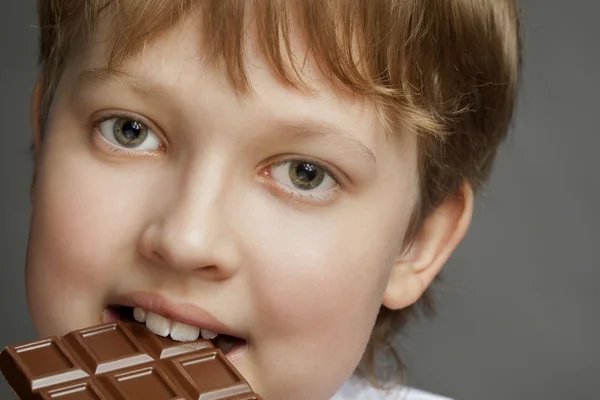 Menino com barra de chocolate — Fotografia de Stock