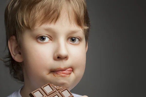 Menino com barra de chocolate — Fotografia de Stock