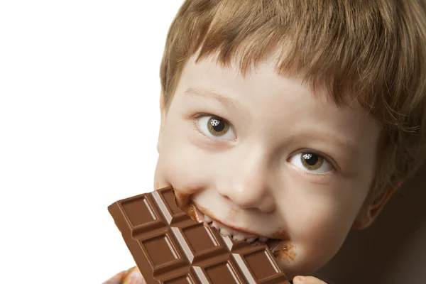 Ragazzo con barretta di cioccolato — Foto Stock