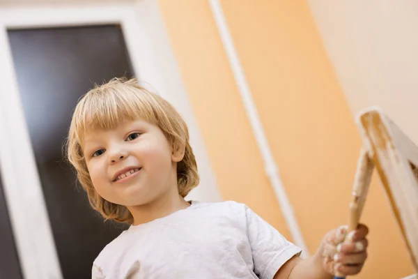 Niños con cepillo —  Fotos de Stock