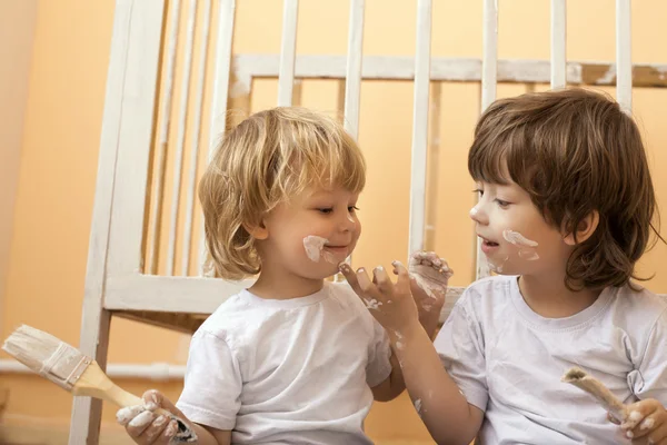 Dua anak laki-laki dengan sikat — Stok Foto