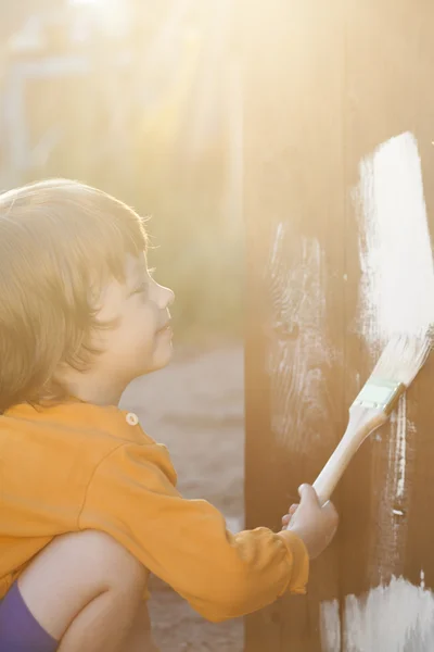 Glad pojke med pensel — Stockfoto