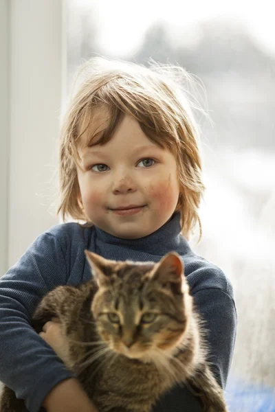 Niño feliz con un gatito — Foto de Stock