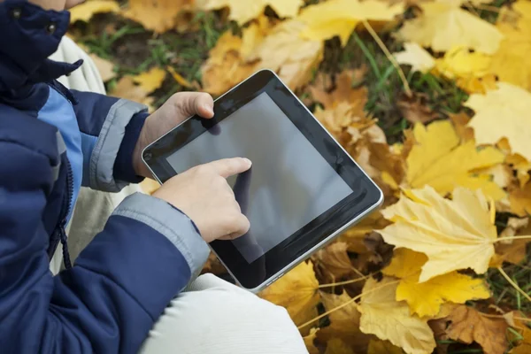 Menino no parque usando um tablet PC — Fotografia de Stock