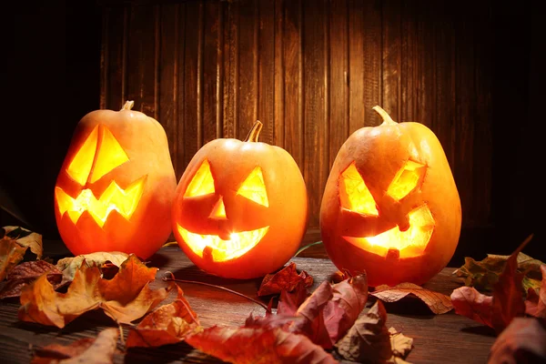 Jack o lanterne Halloween zucca faccia su sfondo di legno — Foto Stock