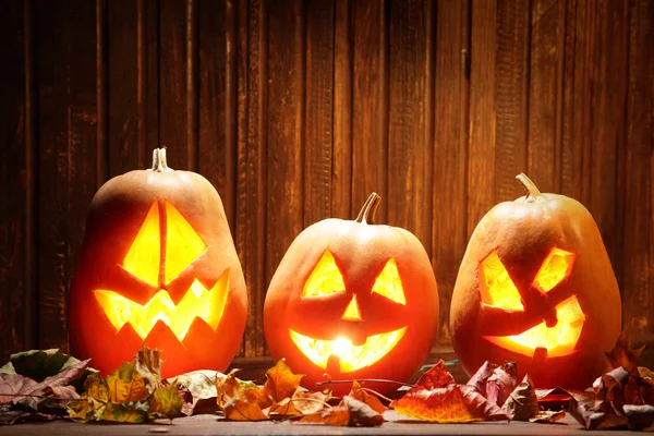 Jack o lantaarns Halloween pompoen gezicht op houten achtergrond — Stockfoto