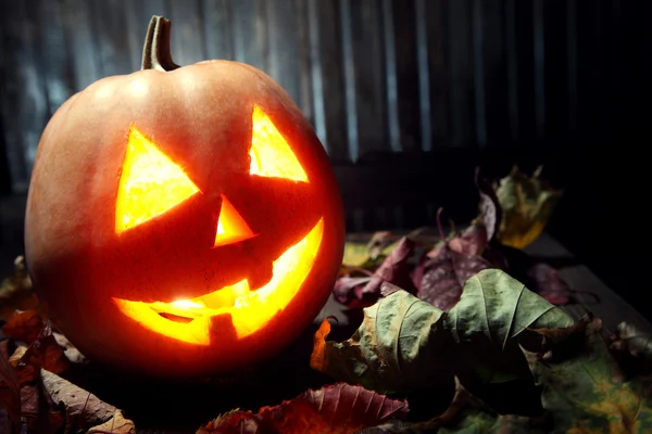 Jack o latarnie Halloween dynia twarz na drewnianym tle — Zdjęcie stockowe