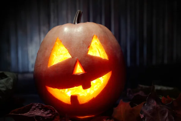 Cara de calabaza de Halloween Jack o linternas sobre fondo de madera —  Fotos de Stock