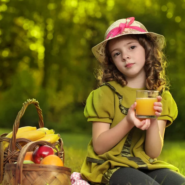 Meisje met fruit in park — Stockfoto