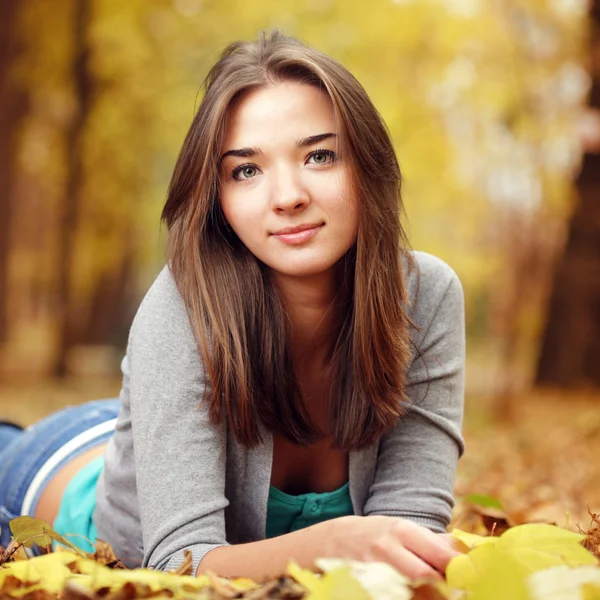 Beauty girl in autumn park — Stock Photo, Image