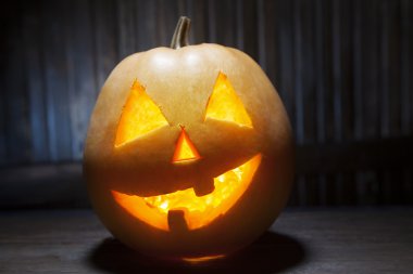 Fenerlerin valesi, tahta arka planda Cadılar Bayramı kabağı suratı