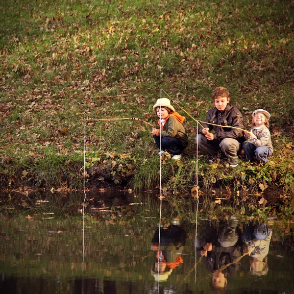 Gelukkige jongens gaan vissen op de rivier — Stockfoto