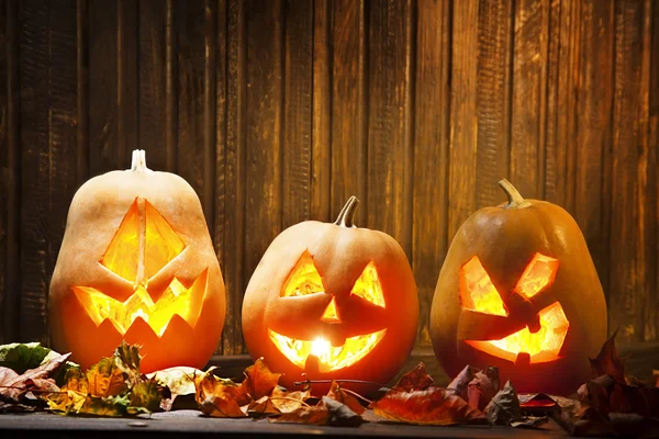 Jack o Laternen Halloween Kürbisgesicht auf Holzgrund — Stockfoto