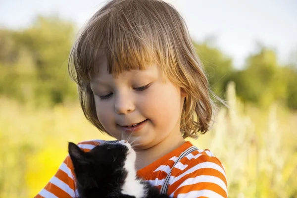 Niño feliz con un gatito — Foto de Stock