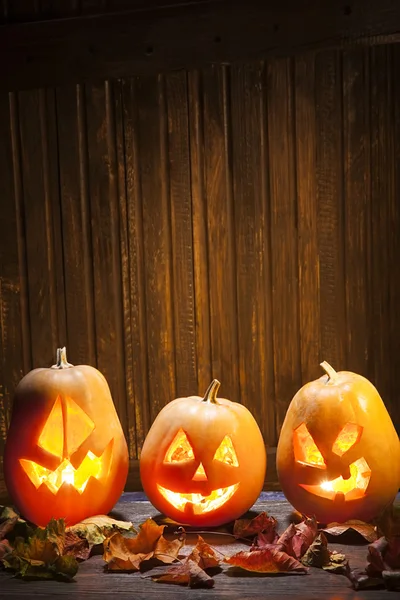 Jack o lanterne Halloween zucca faccia su sfondo di legno — Foto Stock