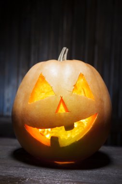 Fenerlerin valesi, tahta arka planda Cadılar Bayramı kabağı suratı