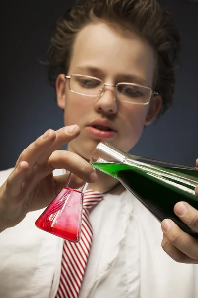 Legrační emocionální chemik s dvěma lahvemi — Stock fotografie