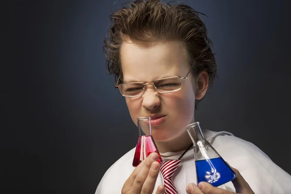 Lustiger emotionaler Chemiker mit zwei Fläschchen — Stockfoto