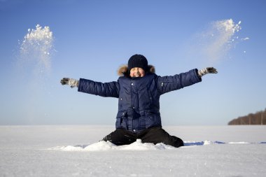 mutlu çocuk atlama açık havada