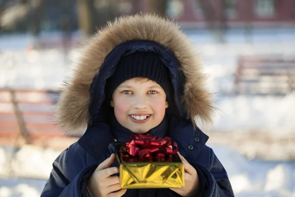 屋外のギフト ボックスと幸せな少年 — ストック写真