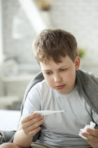 Teen measures the temperature of the body — Stock Photo, Image