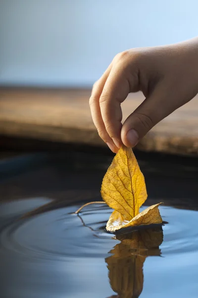 Schip in kinderen hand — Stockfoto