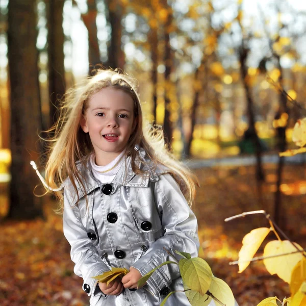 Enfants heureux dans le parc d'automne — Photo
