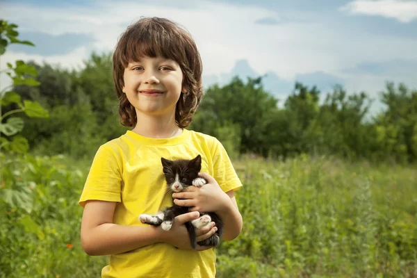 Glückliches Kind mit einem Kätzchen — Stockfoto