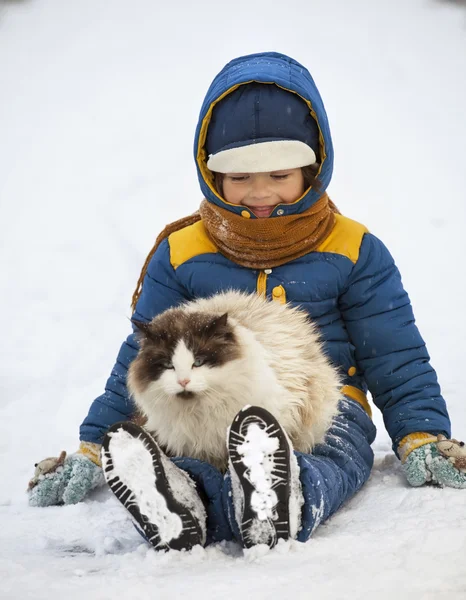 Garçon joue avec un chat à l'extérieur — Photo