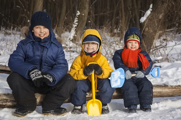 Tre pojke spela på snö — Stockfoto