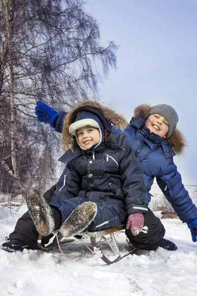 Twee gelukkige jongens op slee — Stockfoto