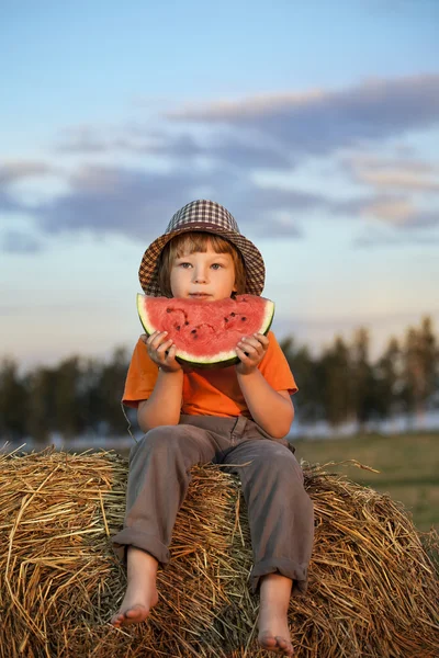 スイカを食べる少年 — ストック写真