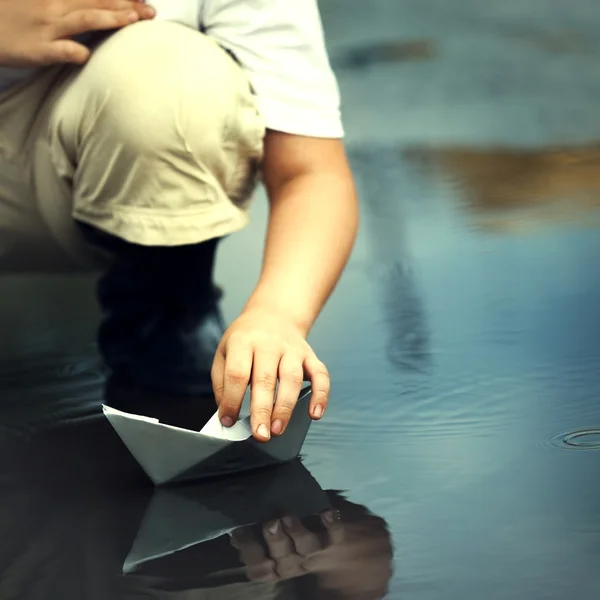 Ragazzo giocare in nave di carta — Foto Stock