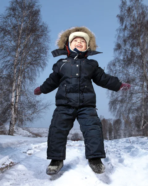 Lycklig pojke hoppa — Stockfoto