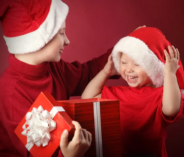 Iki mutlu çocuk Noel hediye kutusu açma — Stok fotoğraf