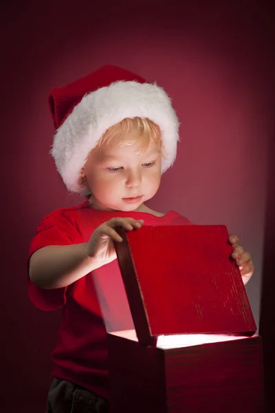 Dois menino feliz abrir caixa de presente de Natal — Fotografia de Stock