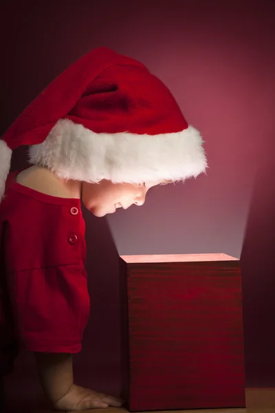 Iki mutlu çocuk Noel hediye kutusu açma — Stok fotoğraf