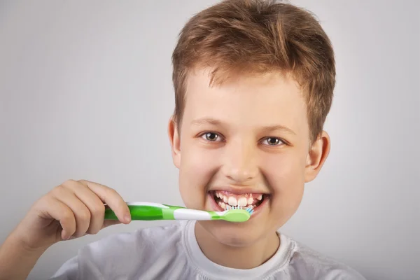 Niño cepillando dientes — Foto de Stock