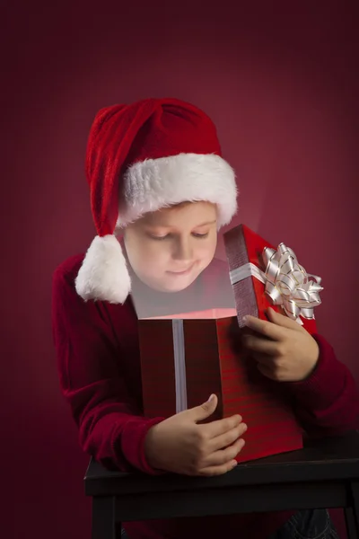 Dois menino feliz abrir caixa de presente de Natal — Fotografia de Stock