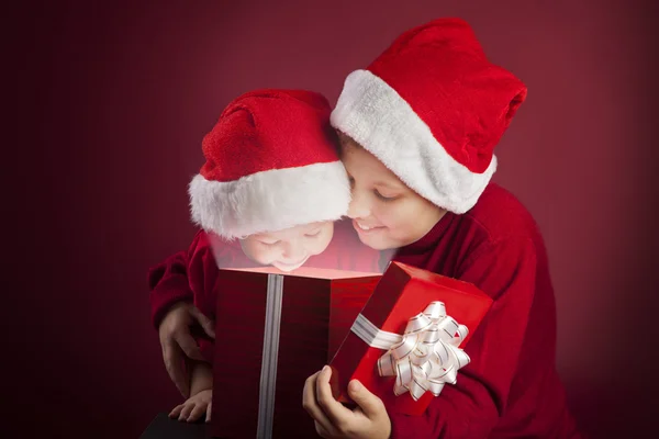 Twee gelukkige jongen open kerst cadeau-doos — Stockfoto