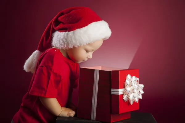 Twee gelukkige jongen open kerst cadeau-doos — Stockfoto